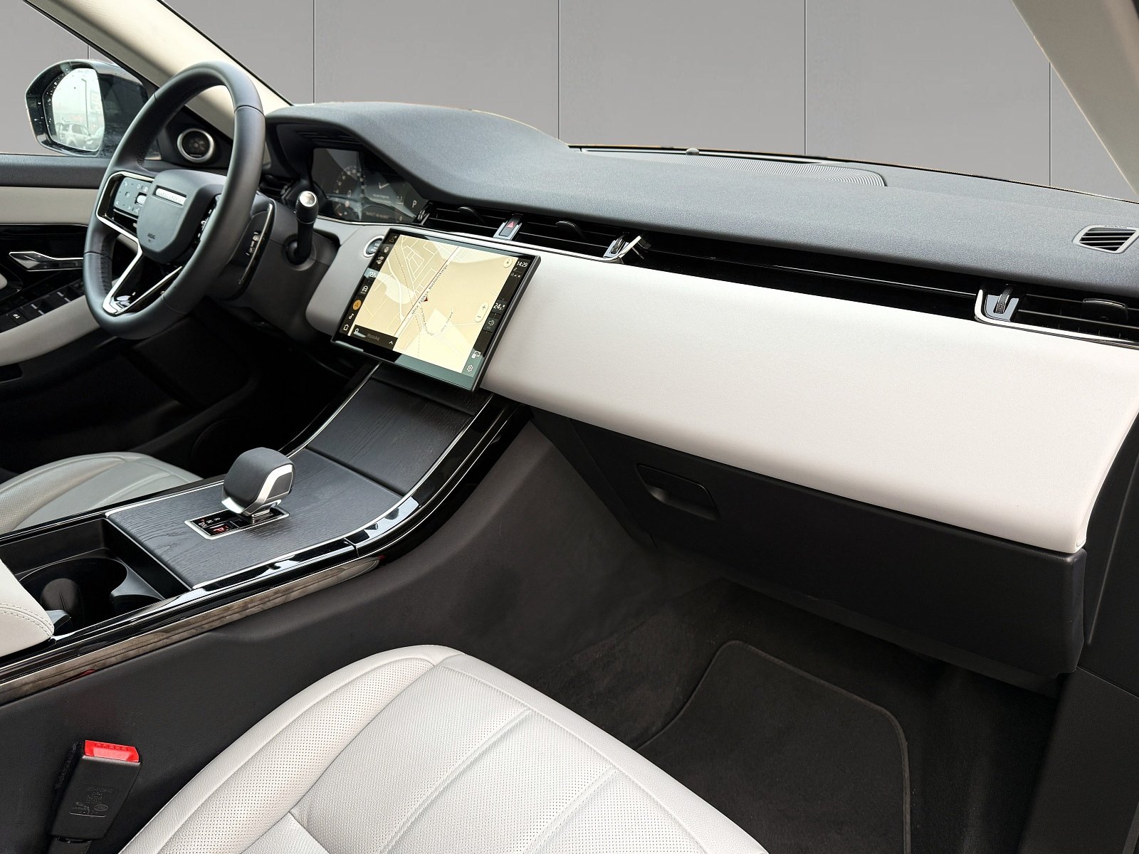 EVOQUE S D200
2,0L Diesel Ingenium (204KM), Skrzynia automatyczna, Napęd AWD